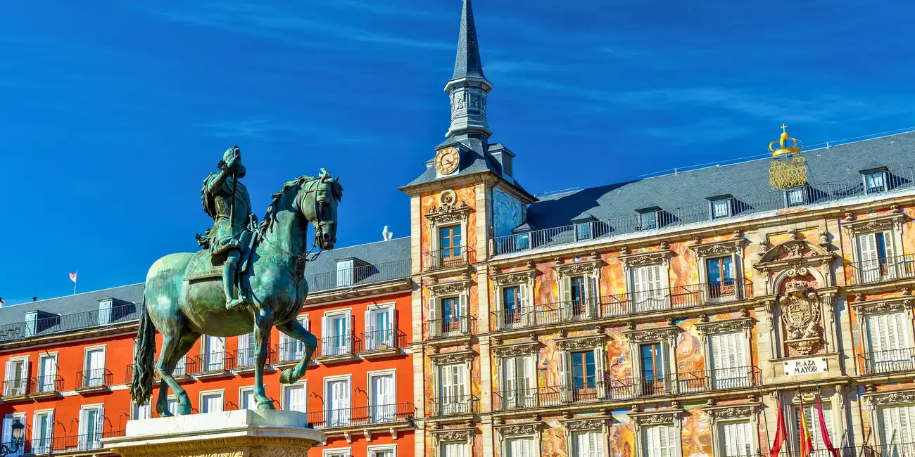 Découvrez la capitale espagnole riche en culture, gastronomie et histoire, où les palais royaux côtoient les bars à tapas animés. Meilleurs Pass pour visiter Madrid en Espagne en 2026.