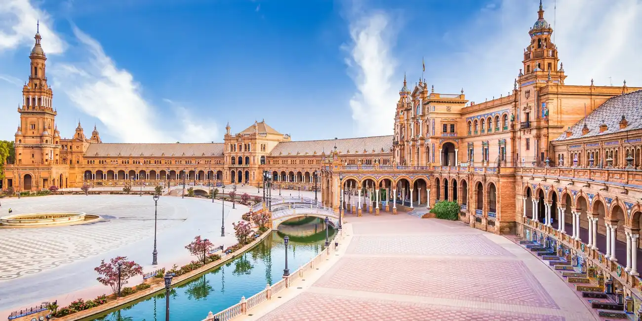 Visitez la vue magnifique de la Plaza de España à Séville, en Espagne - Trouvez les meilleurs Pass avec Best City Pass.